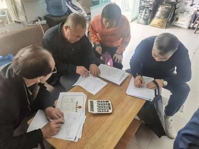 鹽湖區行政審批服務管理局 服務下沉暖人心，主動上門續證件